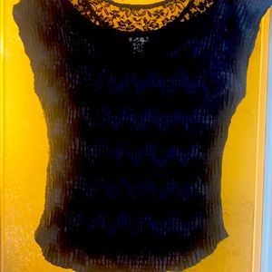 NICOLA BLACK TOP W BLACK LACE NECKLINE